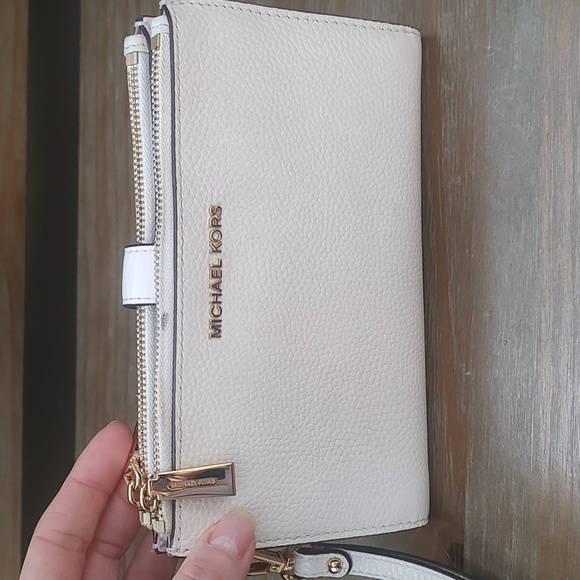 Michael Kors wristlet - Picture 2 of 6